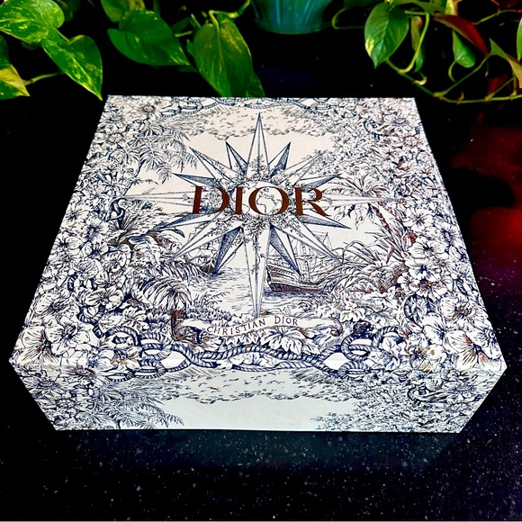 Dior gift box with tissue. Excellent condition. No signs of wear and tear. - Picture 1 of 6